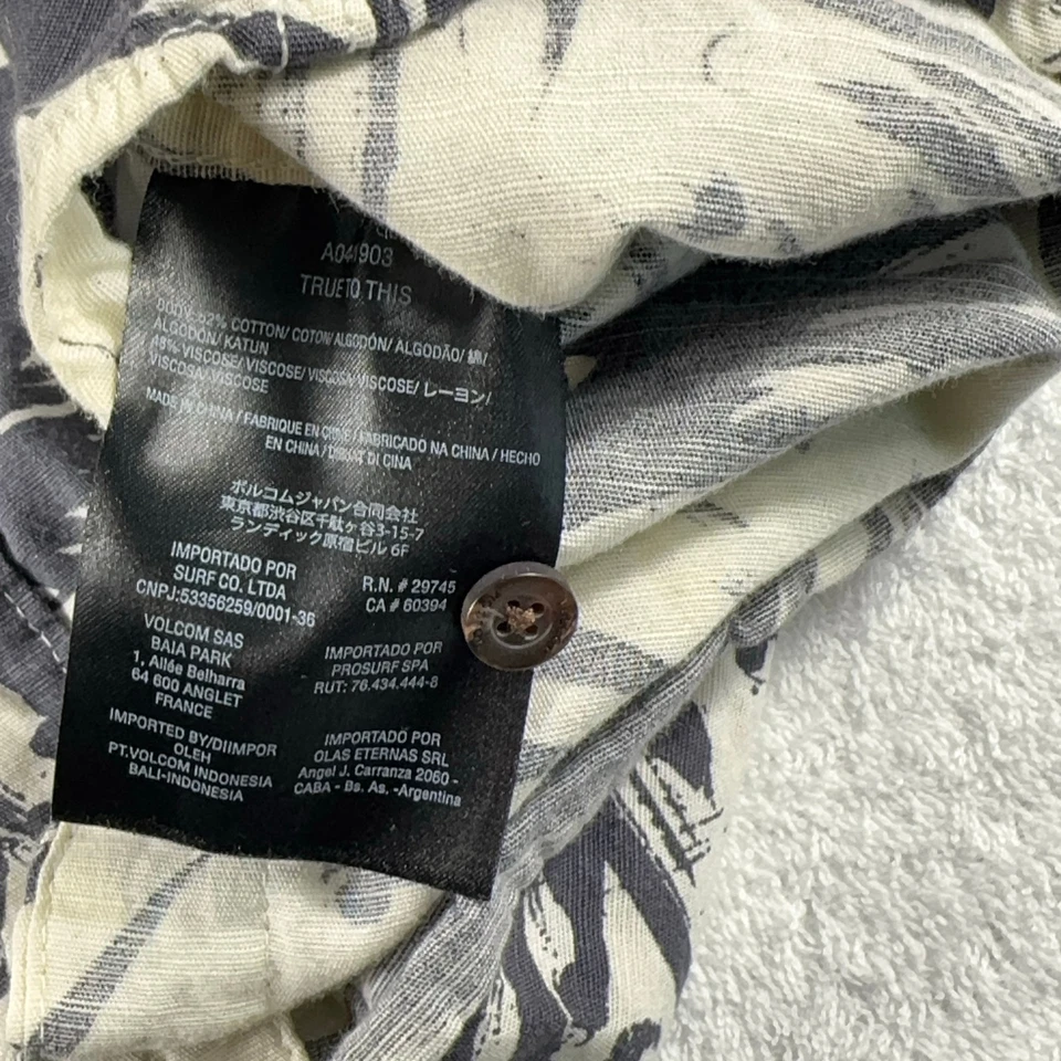 Volcom Shirt Men's L White Black Modern Fit Button Up Palms Hawaii Lightweight - Image 4 of 4