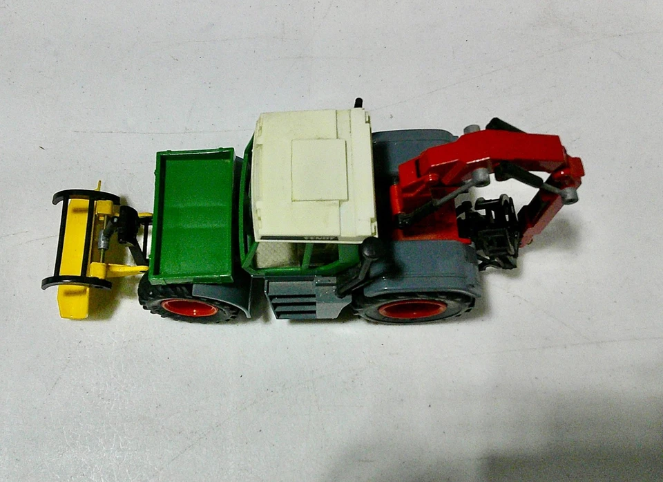 1/32 Siku Fendt forestry tractor with grapple. No box. - Image 3 of 4