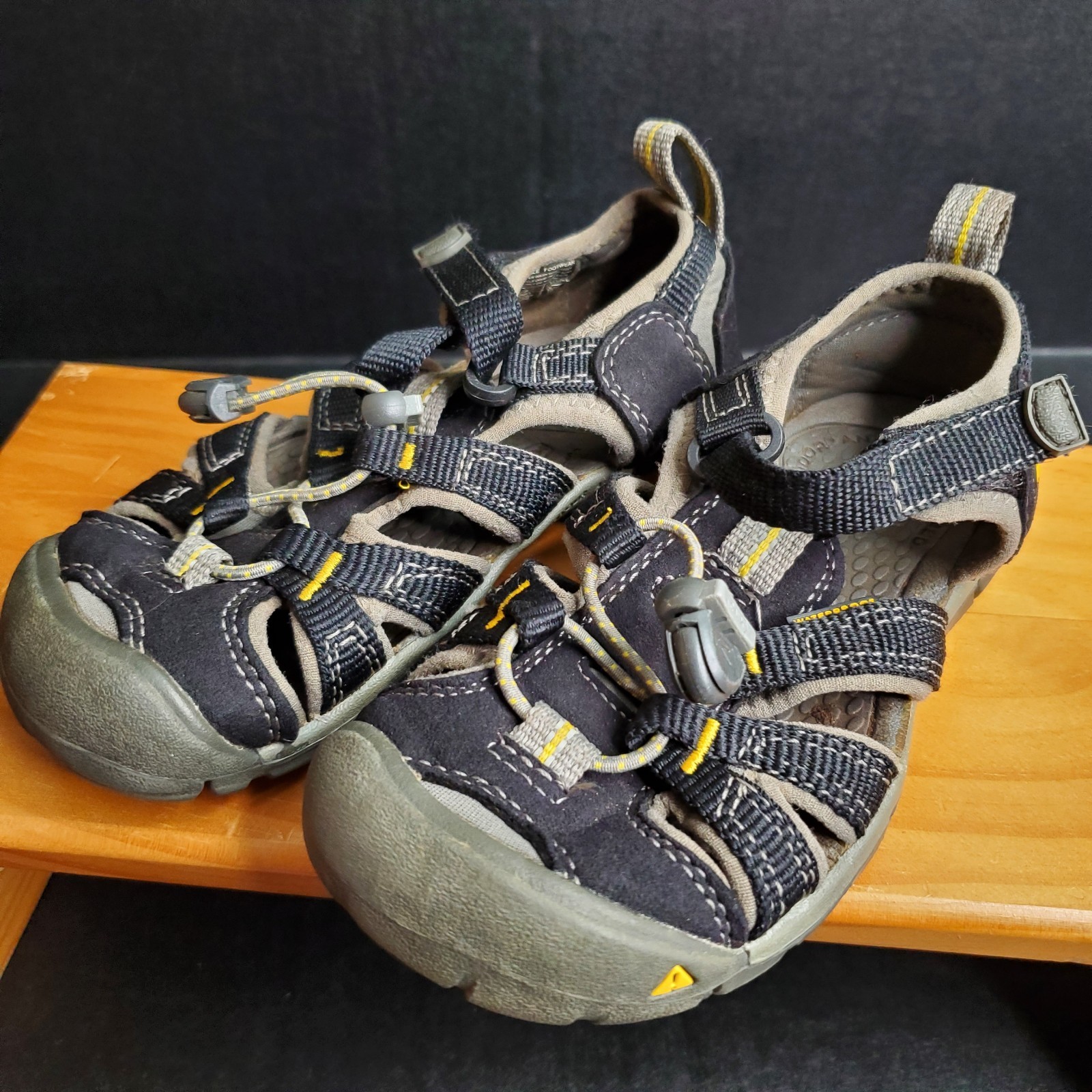 Sandali da trekking Keen Newport H2 nero grigio giallo punta chiusa bambino taglia 11 EU 29