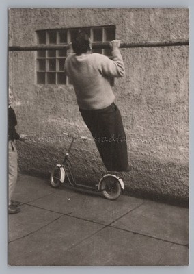 Junge Mann macht Klimmzug Tretroller - Altes Foto