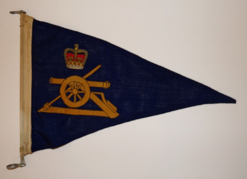 BRITISH MILITARY CAP BADGES, Royal Artillery Pennant, Post 1952, Queen's Crown - Foto 1 di 4
