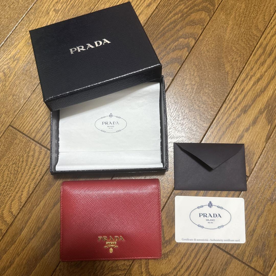 Prada Leather Wallet for Men and Women – Stylish & Luxurious