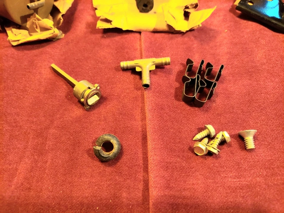 1961 1962 Chevrolet Impala New Old Stock Vaccum Release Trunk Opener  - Imagem 4 de 4