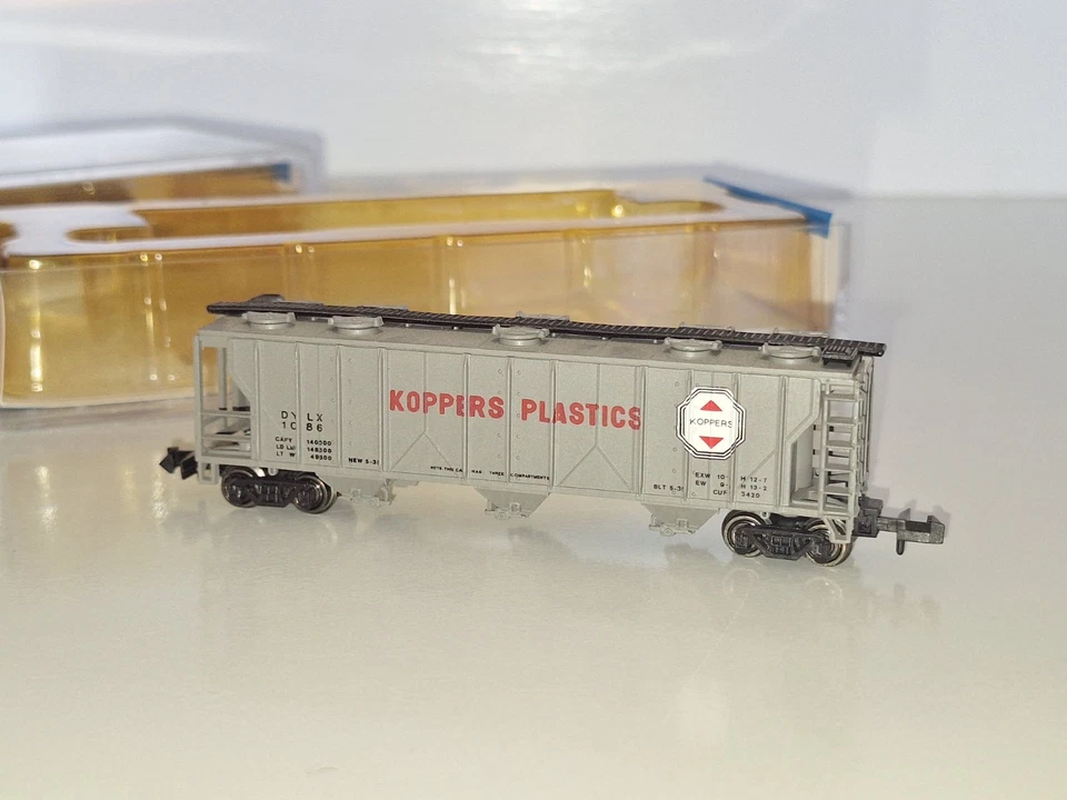 Bachmann N Scale 73893 Koppers Plastic 3 Bay Hoppers x 2. As New, Used Cond. Box - Image 3 of 4