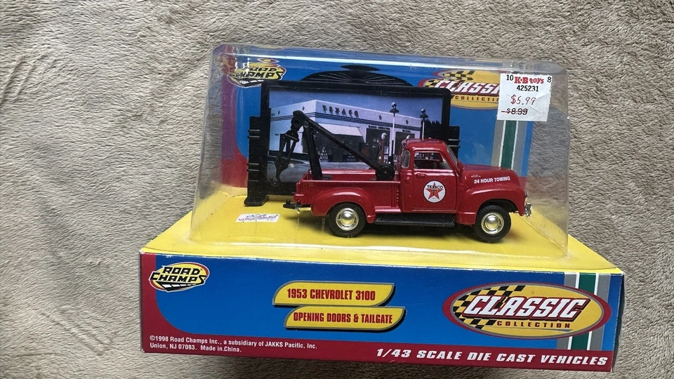 Road Champs 1/43 CLASSIC COLLECTION w/Billboard TEXACO 1953 Chevy 3100 Tow Truck - Image 2 of 4