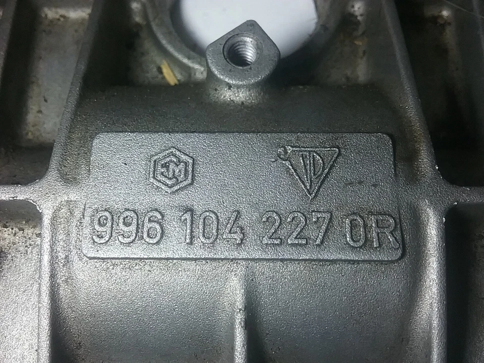 Cubierta de válvula de culata izquierda Porsche Boxster 1997-2000 2,5 L 996 104 227 0R (S24 Foto 2 de 3