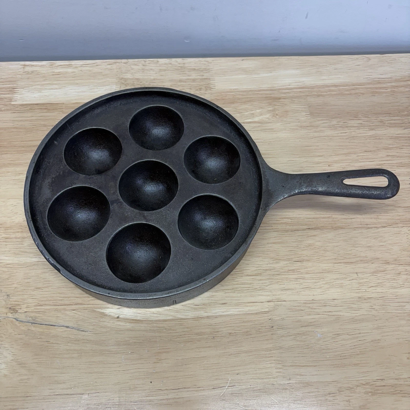 VTG Griswold 962 No. 32 Aebleskiver Pan 7-Cup Cast Iron Danish Pancakes USA