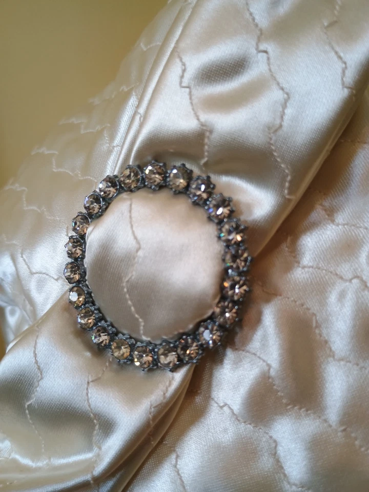 Sombrero vintage Hazel Sheron acolchado marfil con pedrería y lazo Foto 3 de 4