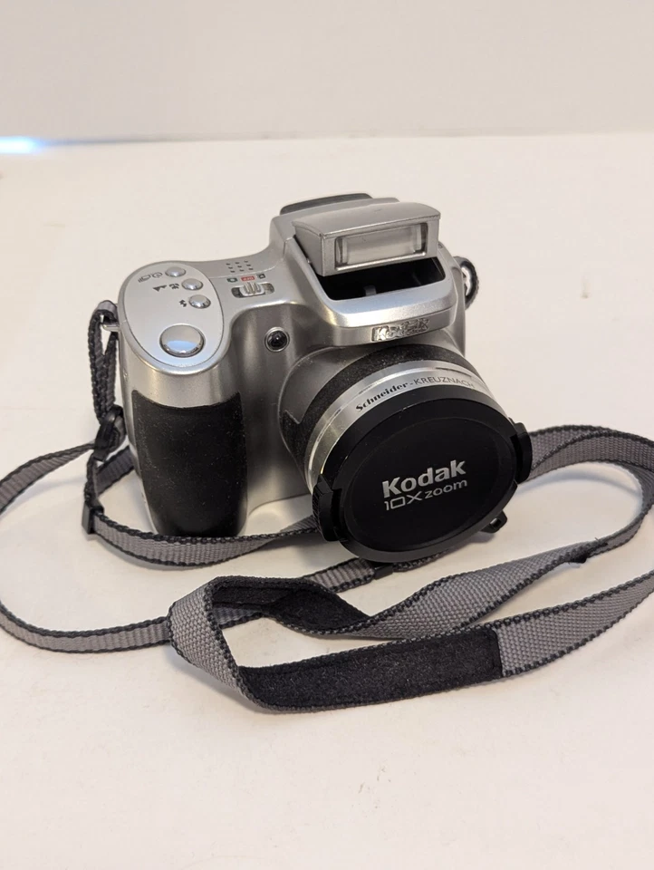 Kodak EasyShare Z650 Digital Camera 6.1 MP 10x Optical Zoom w/ SD Card & Cable - Image 3 of 4