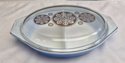 Vintage Pyrex Royal Blue Divided 1-1/2 Quart Dish 28 w/ Gold Medallion Lid 945C7