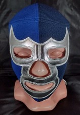 Máscara profesional Blue Demon en tela de felpa bicolor y vinilo plateado.