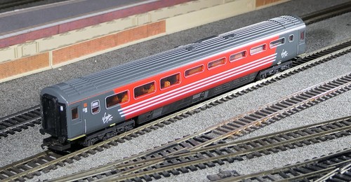 Lima 305407 Mk 3 HST Buffetwagen in Virgin Trains roter Lackierung, top, Karton | Condition: Used