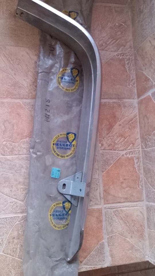 Parachoques trasero derecho peugeot 404 original 741218 o 741225 Foto 2 de 4
