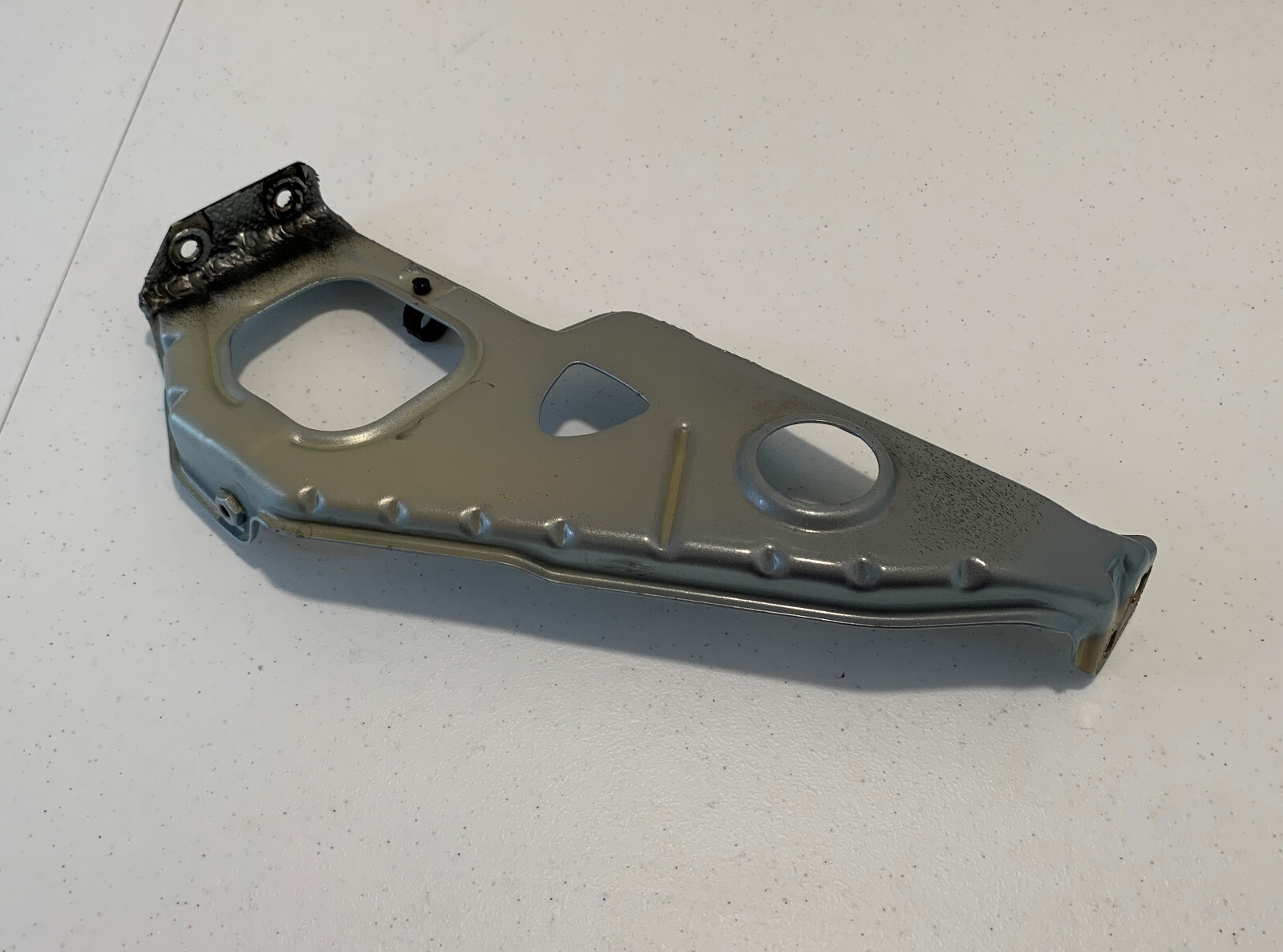 06 Maserati Quattroporte M139 FRONT RIGHT HEADLIGHT BRACKET USED