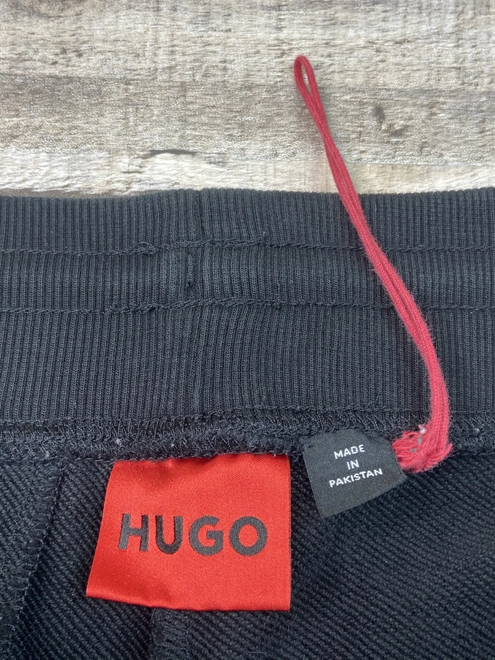 Pantalones deportivos Hugo Boss para hombre M negros con logotipo bordado pierna cónica -- longitud corta Foto 3 de 4