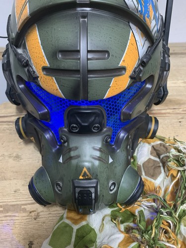 Titanfall 2 Collectors Edition Helmet and Scarf - No game or box - Afbeelding 2 van 3