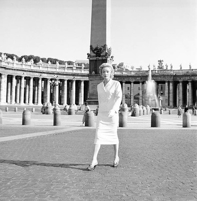 Marlene Dietrich walking on Saint Peters Square Vatican City 1957 OLD PHOTO