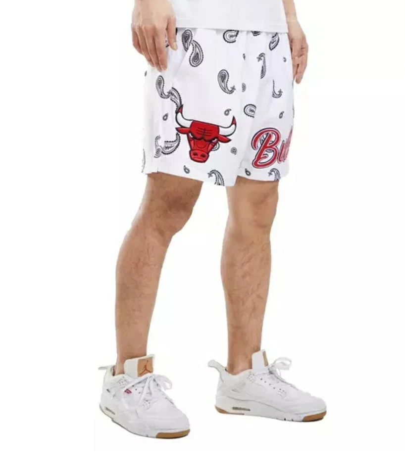 Pantalones Cortos Pro Standard NBA Para Hombre Bordados Chicago Bulls Paisley Tejidos Blancos Nuevos. Foto 3 de 4