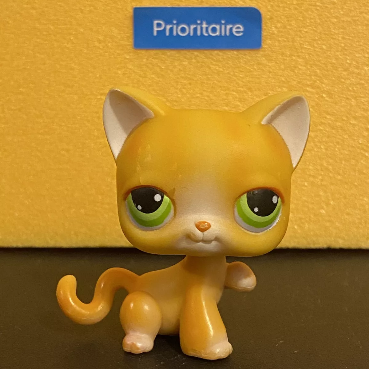 Authentic Littlest Pet Shop LPS 11 Shorthair Yellow Cat Paw Up Red Magnet