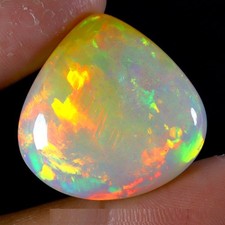 Opale de feu d'Ethiopie en trillon cabochon de 22,64Cts