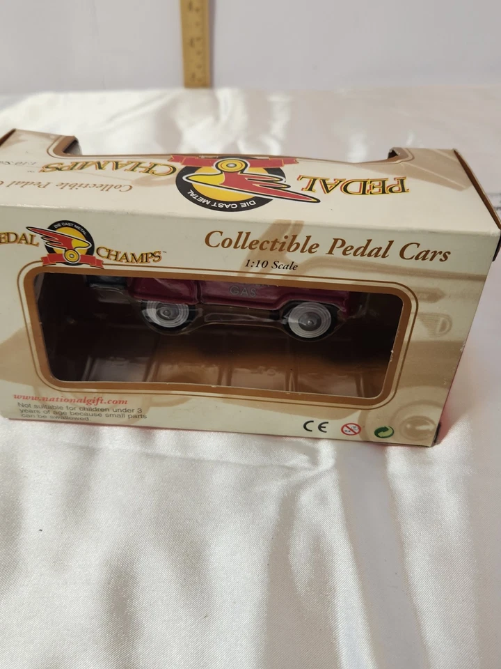 PEDAL CHAMPS Collectible Pedal Cars CITY FIRE DEPT TRUCK - 1:10 Scale - 2000 - Image 2 of 4