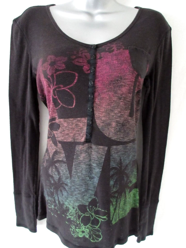 Camiseta Kirra Henley Acanalada Mujer L Negra Elastizada Top Pac Sol Playa LOVE Gráfico Foto 2 de 4