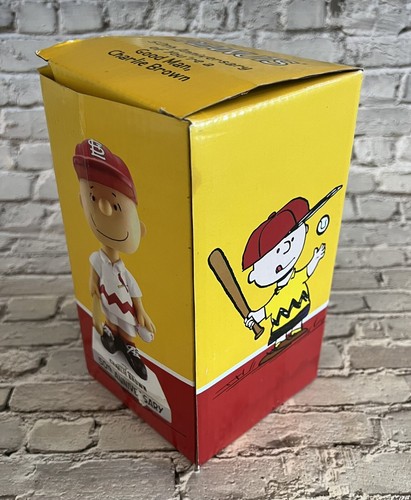 St. Louis Cardinals CHARLIE BROWN Peanuts 50th Anniversary 2017 Bobblehead NIB - Picture 9 of 13