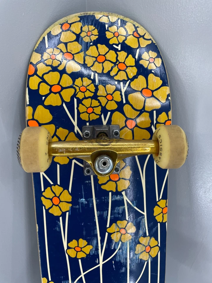 Chima Real Skateboard Blue Poppy Fields 8.25" x 32" completo con camiones Thunder Foto 3 de 4