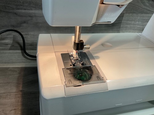 Husqvarna Viking Lily 545 Sewing Machine w/ Case - Works Great! - SEE VIDEO - Picture 11 of 17