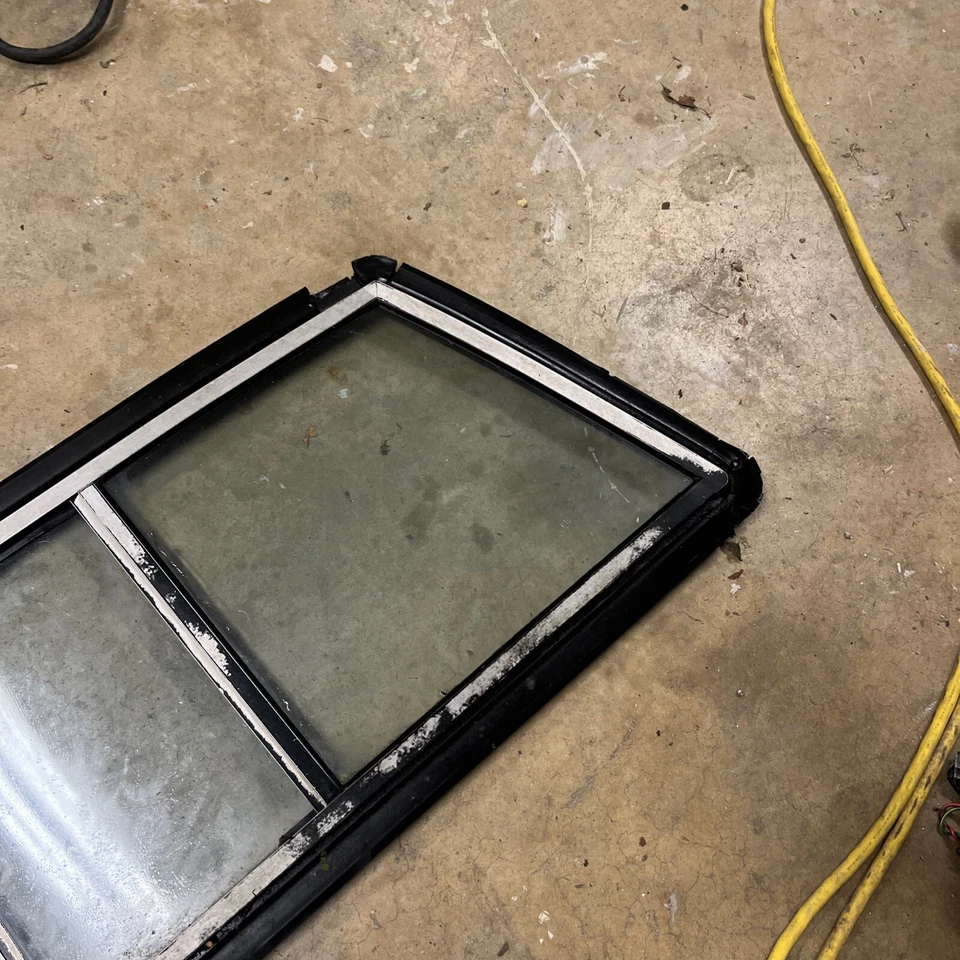 Camioneta pickup Nissan 720 1980-1986 cabina king vidrio trasero deslizante OEM Foto 4 de 4