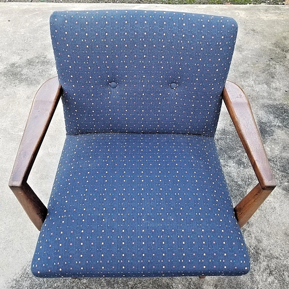 Sillón de madera moderno vintage de mediados de siglo con patrón de cubo atómico de tela azul Foto 2 de 4