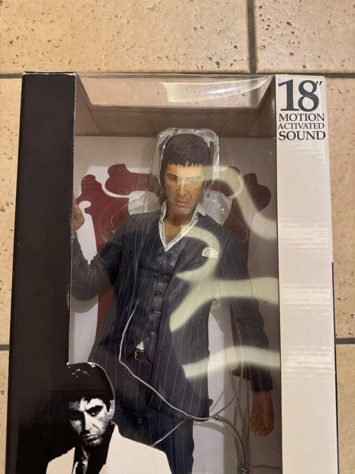 Figura NECA Scarface Tony Montana 18 pulgadas Foto 2 de 4