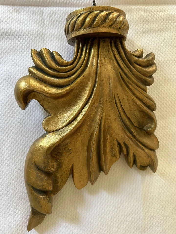 Elegantes acabados para cortinas de madera tallada a mano acabados en hoja de oro Foto 2 de 2