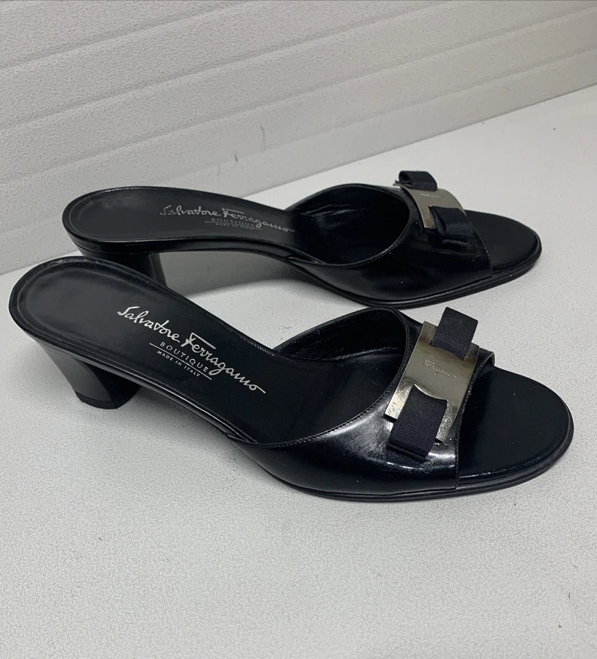 Elegantes mulas Salvatore Ferragamo punta abierta logotipo plateado talla 8B/US 7B negras ~ ¡En muy buen estado! Foto 4 de 4