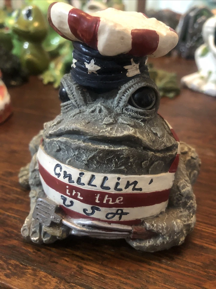 Estatueta engraçada de chef sapo “chillin’ in the USA” chapéu avental sapo decoração cozinha - Imagem 2 de 4