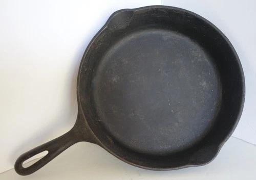 Vintage Cast Iron Skillet 10.5” with #8 on handle. Unbranded - Wagner?