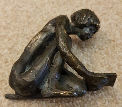 Sitzendes Mädchen liest, Bronzeskulptur, kleine Statue, Dame liest Statue