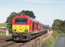 PHOTO  CLASS 67 DB SCHENKER LIVERED DIESEL LOCOMOTIVE 67015 DRAGS TRAIN 1S13 THE