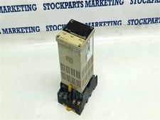 Omron E5CS-Q1KJ E5CSQ1KJ Temperature Controller 100-240VAC w/ Socket