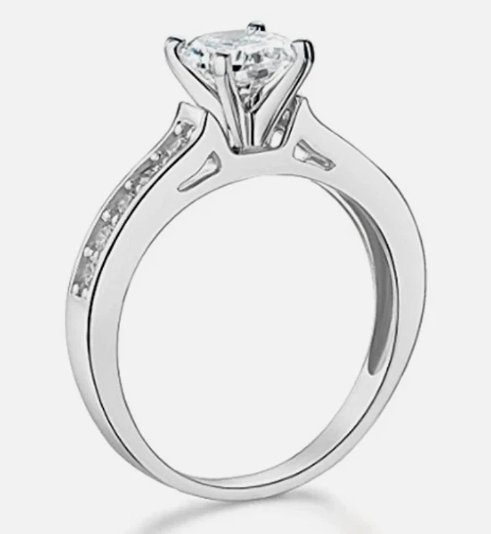 Anillo de compromiso de diamantes creados en oro blanco real brillante redondo de 2 quilates Foto 2 de 4