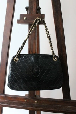 Chanel sac à main modèle chevron vintage en cuir noir - Photo 1/4