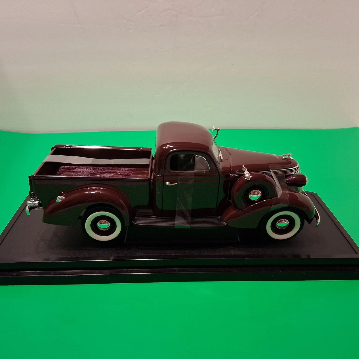 Road Signature Studebaker 1:18 Scale Diecast Cars, Trucks & Vans