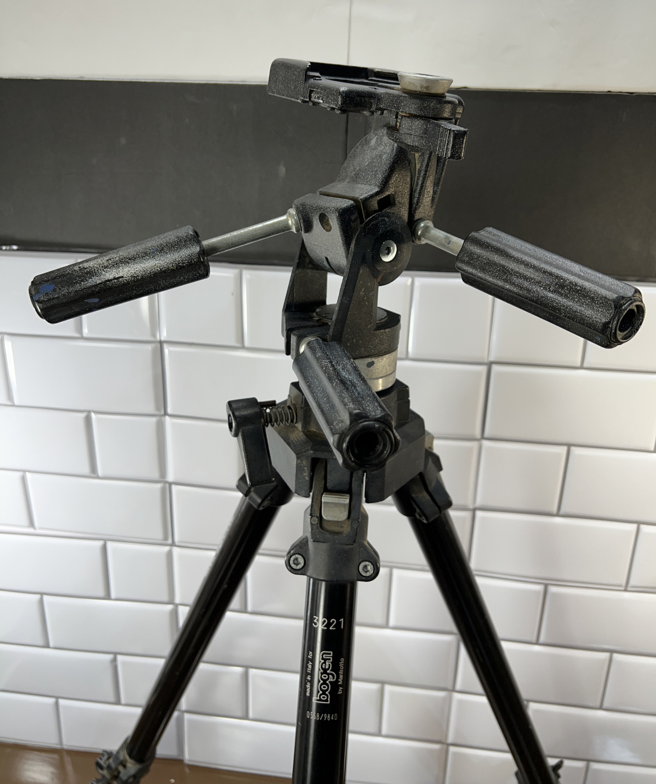 Bogen by Manfrotto 3221 Tripod 3047 3Way Pan/Tilt Head, Release