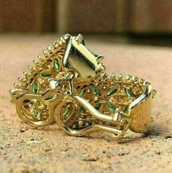 Pendientes Huggie Simulados Marquesa Verde Esmeralda 2Ct Chapados en Oro Amarillo 14K Foto 2 de 4