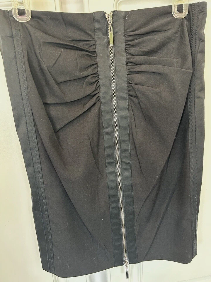 FALDA BEBE NEGRA POR ENCIMA DE LA RODILLA CON ESTILO APENAS USADA, CIERRE TRASERO CON CREMALLERA PLISADA, TALLA: 6 Foto 2 de 4