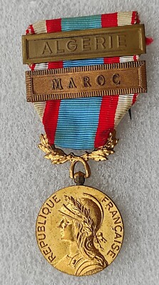 MEDAILLE COMMEMORATIVE D'AFRIQUE DU NORD AVEC BARRETTE ALGERIE PREMIER Modele Fabrication Arthus Bertrand