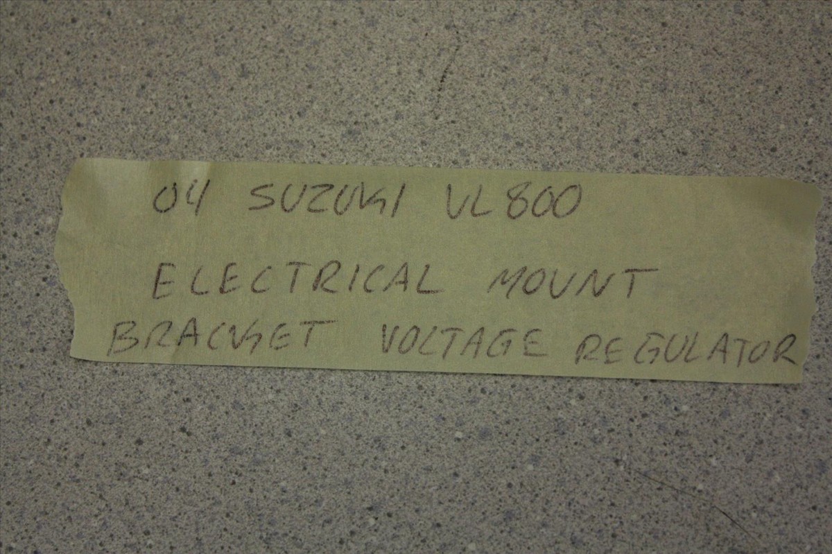 04 SUZUKI VL 800 INTRUDER VOLUSIA VOLTAGE REGULATOR MOUNT
