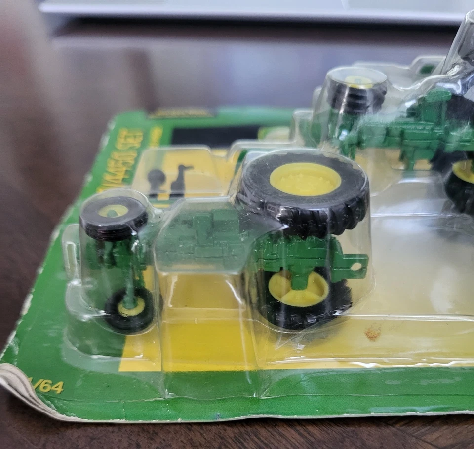 1/64 ERTL John Deere Die-Cast Metal 4430 4440 4450 2004 toy set unopened box - Image 4 of 4