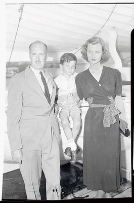 Mr Mrs Drew Pearson are pictured as they arrived here aboard SS De- Old Photo