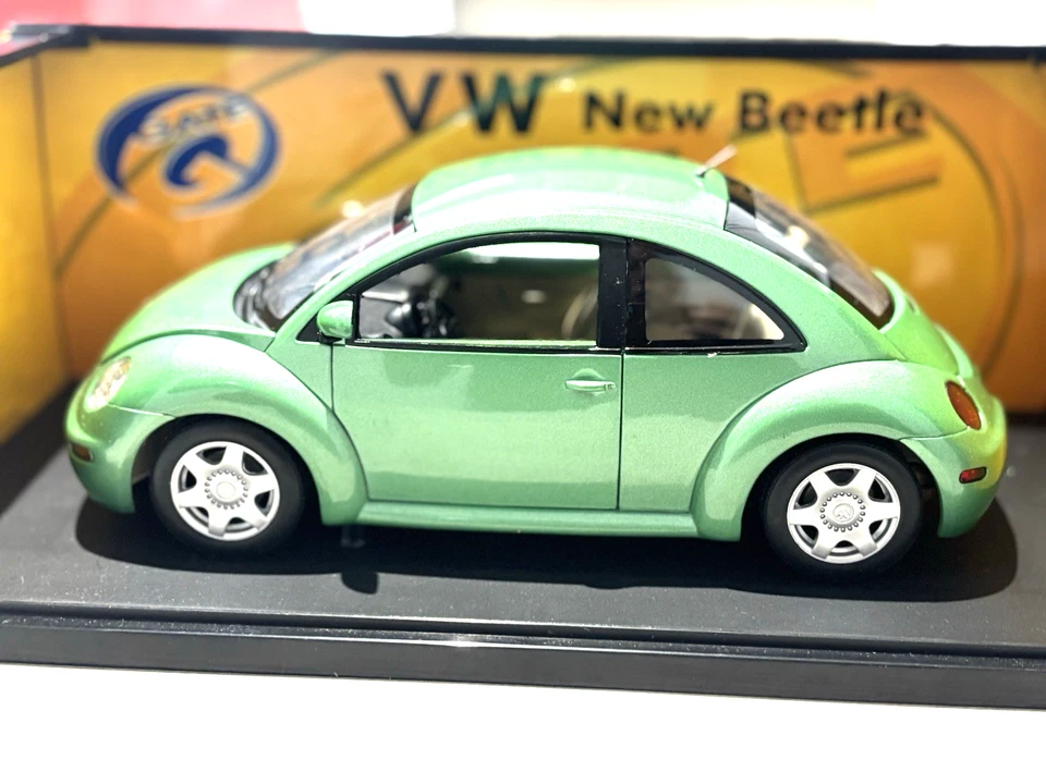 Modelos de puerta AUTO arte VW BEETLE 1/18 DieCast modelo de coche VOLKSWAGEN verde sin usar, en caja raro Foto 2 de 4